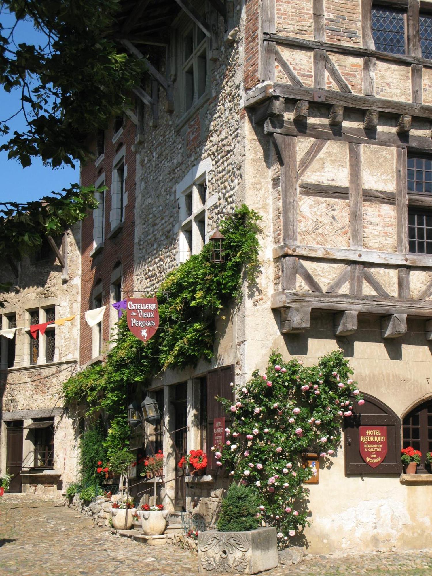 Hostellerie Du Vieux Pérouges Exterior photo
